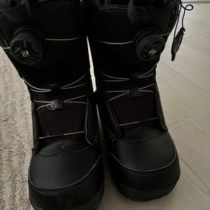 Snowboarding boots